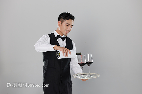 倒酒的男性服务生 餐饮服务中的专业风范